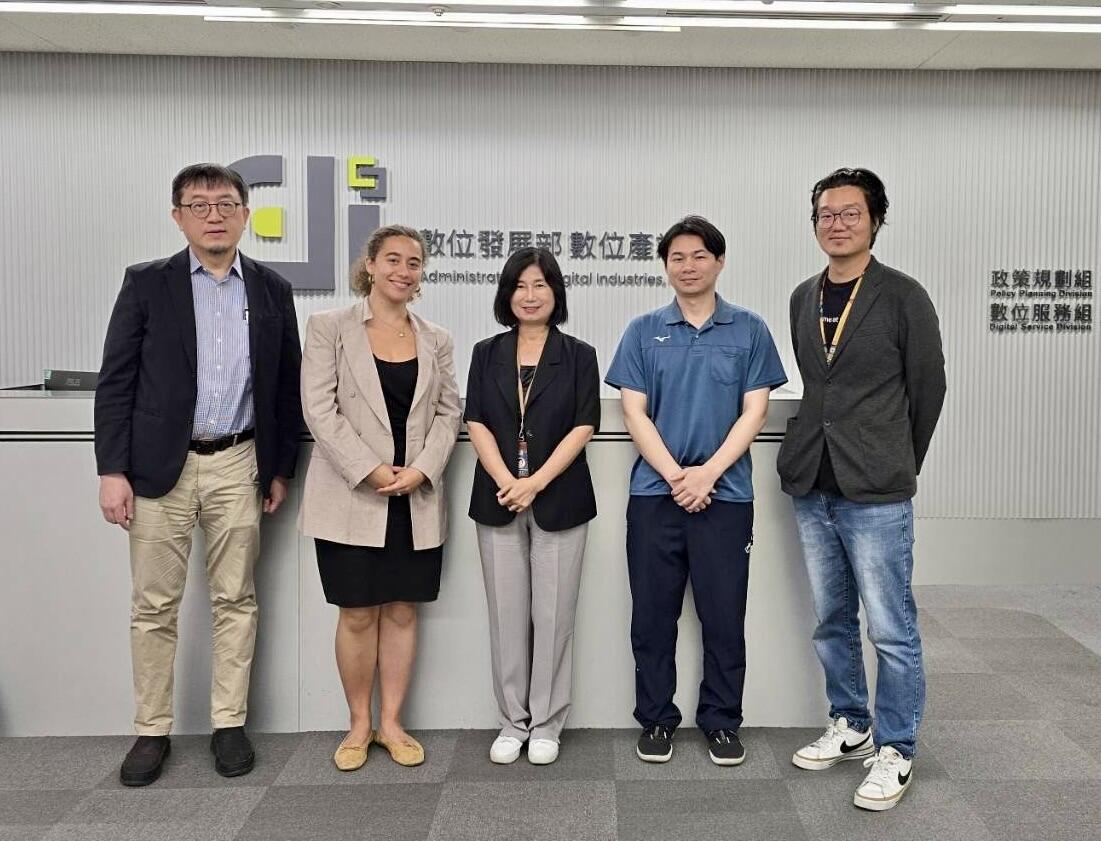 MIP Student Malou van Draanen Glismann posing with four others at the Taiwanese Ministry of Digital Affairs
