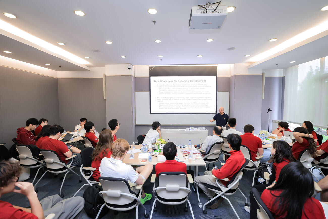 Student listen to a lecture in a classroom.
