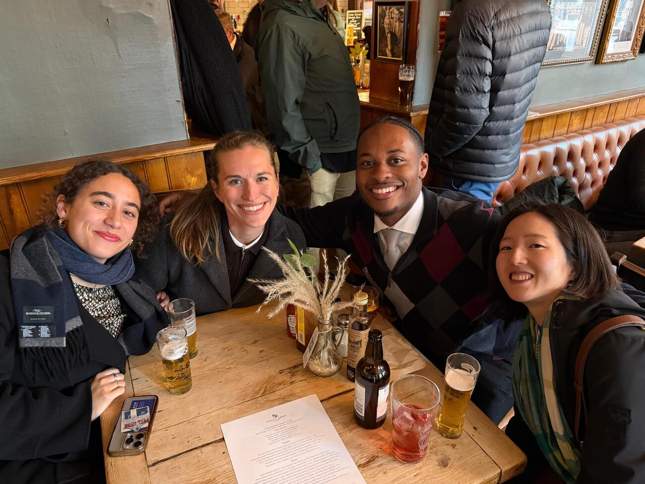 MIP students Ella Smith, Malou van Draanen Glismann, Ran Guo Shin, Haeng Lee, and Tyler Smith enjoy a bite to eat in Oxford, UK.