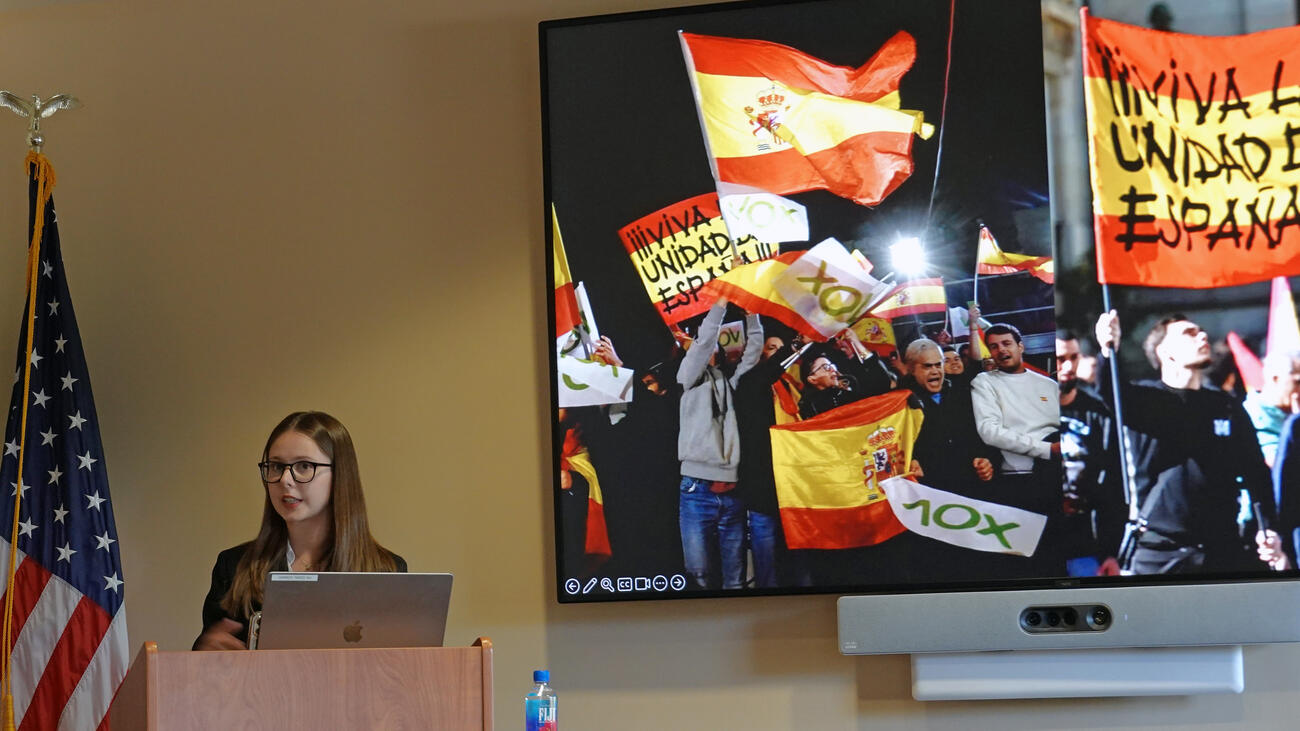 Dani González-Gaubeka presents her honors thesis