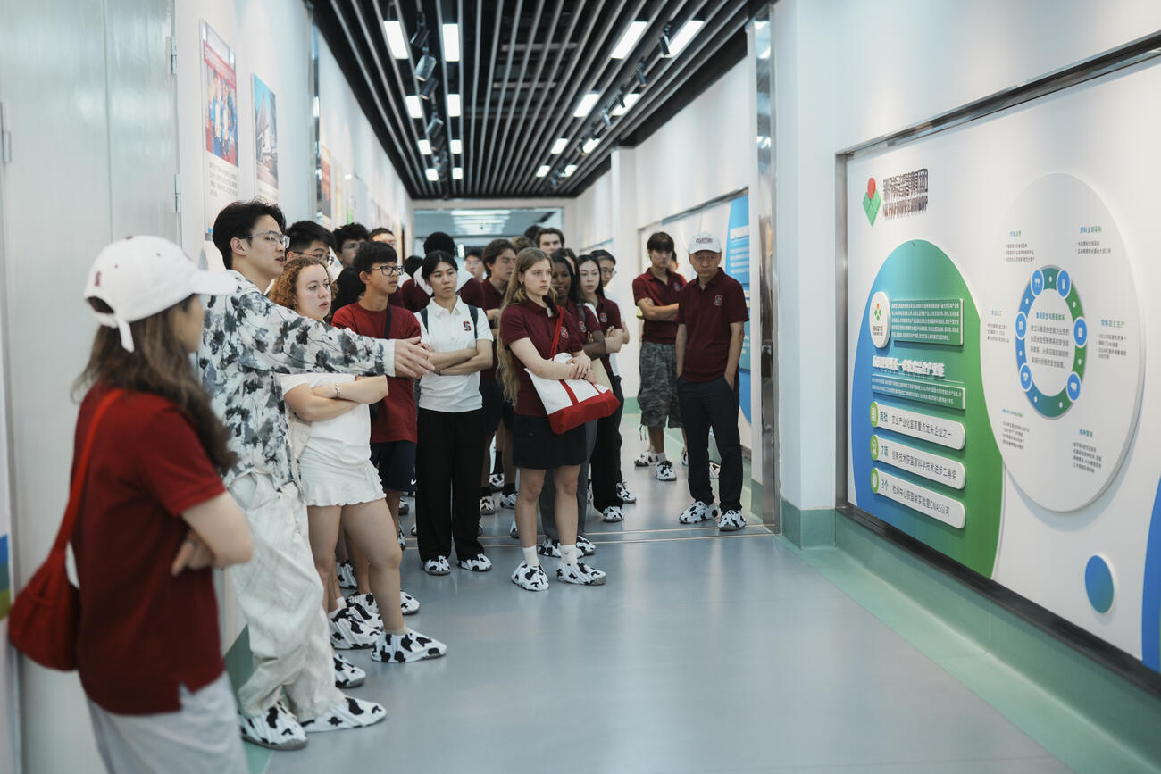 Student listen to a presentation at the New Hope exhibition room. 