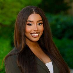Headshot of MIP Student Kylie Jones with green background