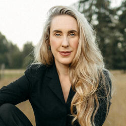 Ruth Gibson Headshot