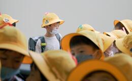 elementary kids in yellow hats