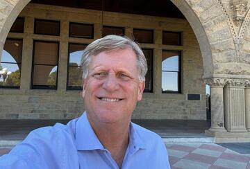 Michael McFaul selfie in front of the Political Science department building