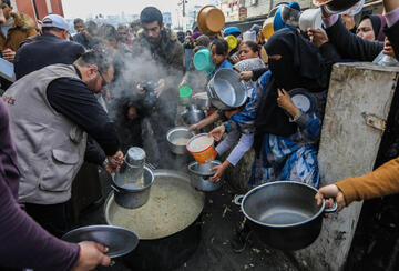Families are desperate for food aid in Gaza