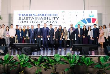 Participants gather for a group photo at the 2025 Trans-Pacific Sustainability Dialogue. 