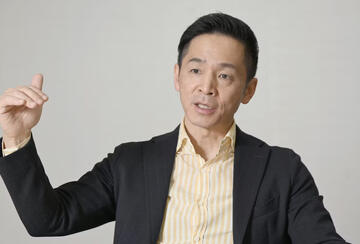 Kiyoteru Tsutsui speaks and gestures.