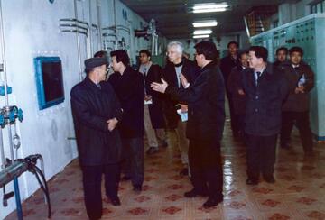 Siegfried Hecker meets with members of North Korea’s nuclear scientific community during a visit to Yongbyon.