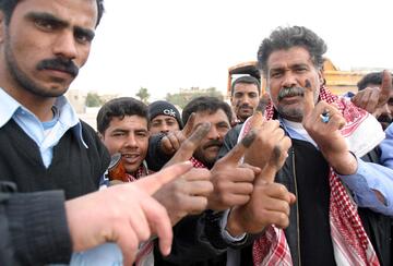 iraqi voters inked fingers