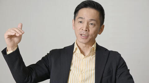 Kiyoteru Tsutsui speaks and gestures.