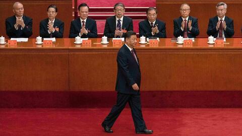 Chinese President Xi Jinping is applauded by senior members of the government and delegates. 