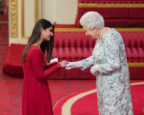 Suhani Jalota receives the Young Leader Award from Queen Elizabeth II. Photo: The Queen Elizabeth Diamond Jubilee Trust