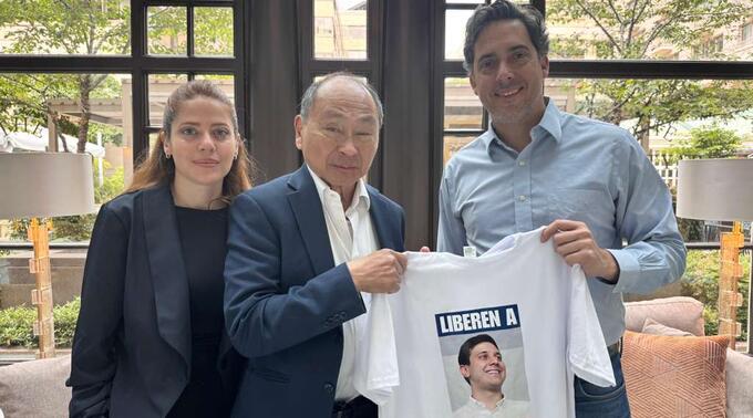 Francis Fukuyama (center) with Jesús Ármas' lawyers, holding a shirt with Jesus' image and "LIBEREN A JESÚS ÁRMAS"