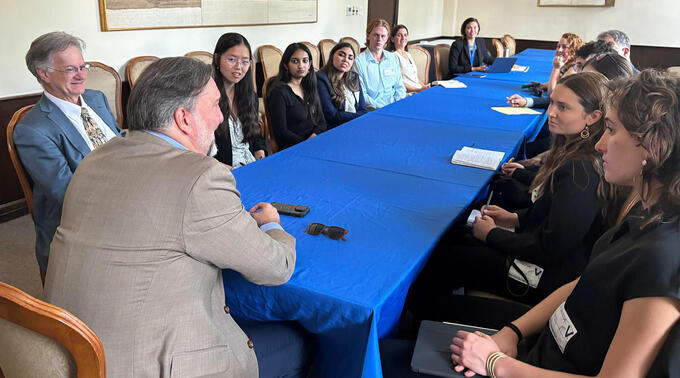 Gerardo de Icaza, Director of the Department of Electoral Cooperation and Observation at the OAS, speaks to the students.