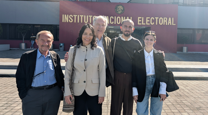 Prof. Adam Przeworski, Prof. Beatriz Magaloni, Prof. Alberto Díaz-Cayeros, Kim Juarez, and Tara Hein in front of the Instituto Nacional Electoral.