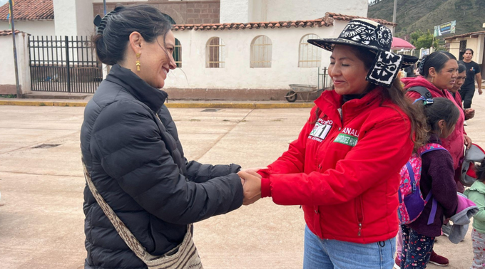 DAL co-director Beatriz Magaloni in conversation with a member of the Juntos por el Perú party, who was campaigning for Anali Márquez Huanca, a vice-presidential candidate from the Cusco region.