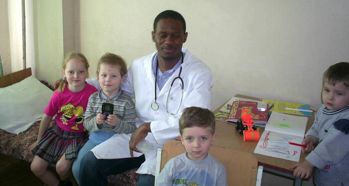 Vincent Jappah working with children in Moscow