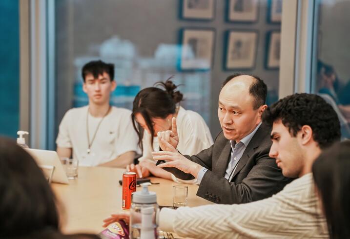 Hongbin Li in discussion with students.