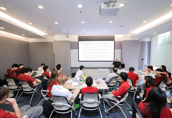 Student listen to a lecture in a classroom.