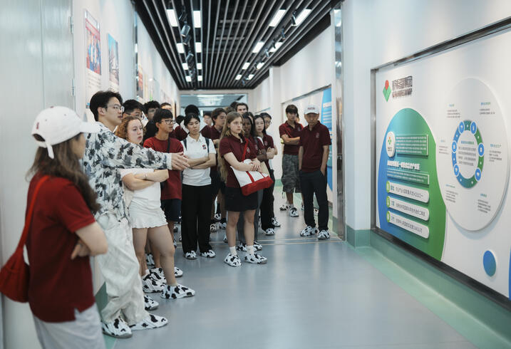 Student listen to a presentation at the New Hope exhibition room. 