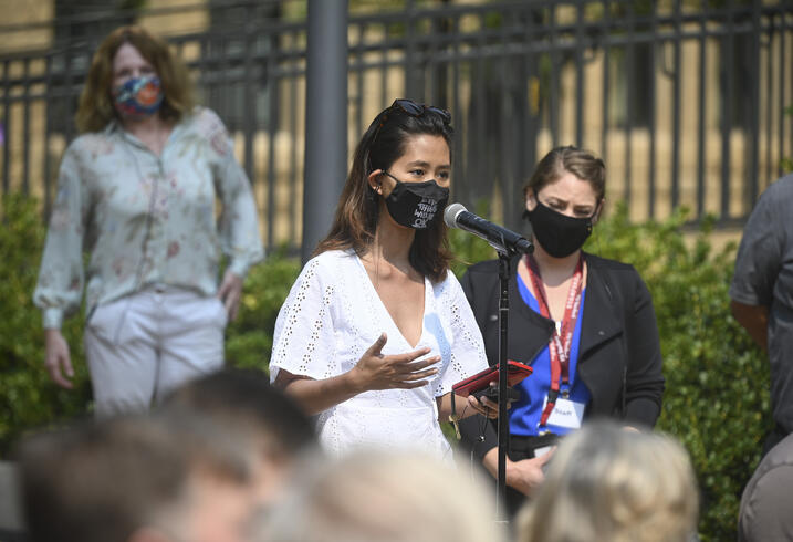 A Stanford student asks a question to President Zelenskyy of Ukraine.