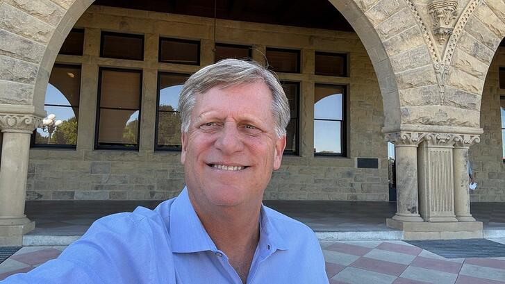Michael McFaul selfie in front of the Political Science department building