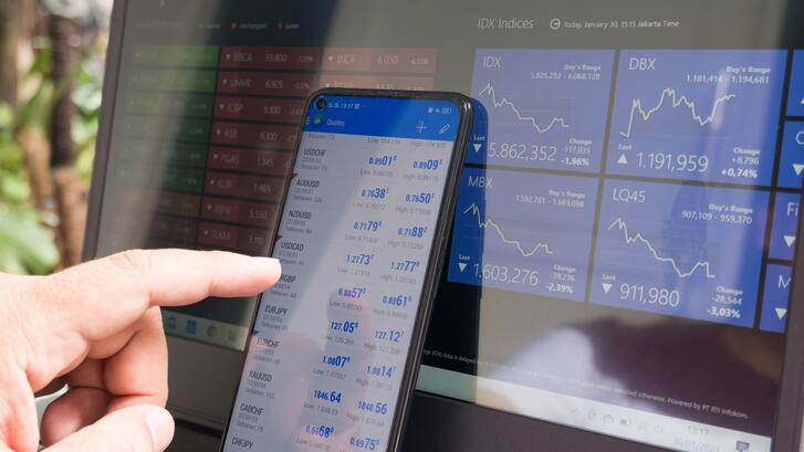 Forex trading using smartphones and laptops.