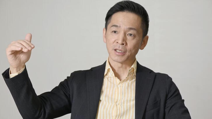 Kiyoteru Tsutsui speaks and gestures.