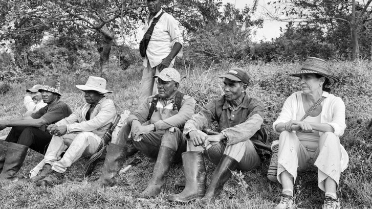 Dr. Beatriz Magaloni (right) meets with members of the Afro-Descendant Farmers’ Association of María la Baja (ASOCAAFRO) in Colombia’s Caribbean region.