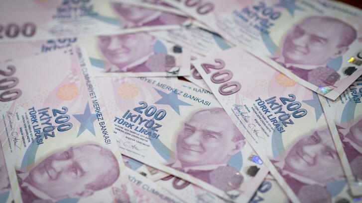 Spread of Turkish Lira bills