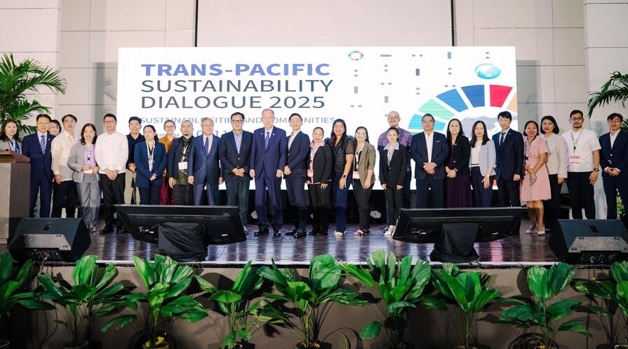 Participants gather for a group photo at the 2025 Trans-Pacific Sustainability Dialogue. 