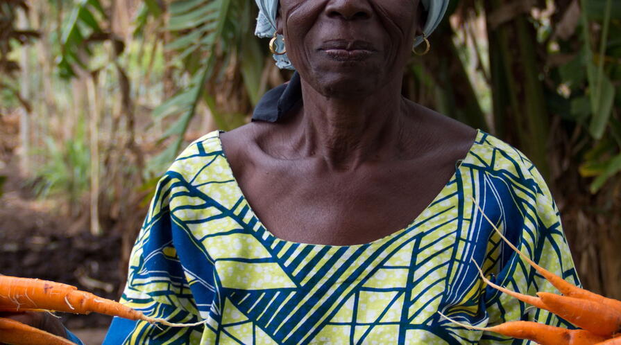 woman pres carrots sc logo